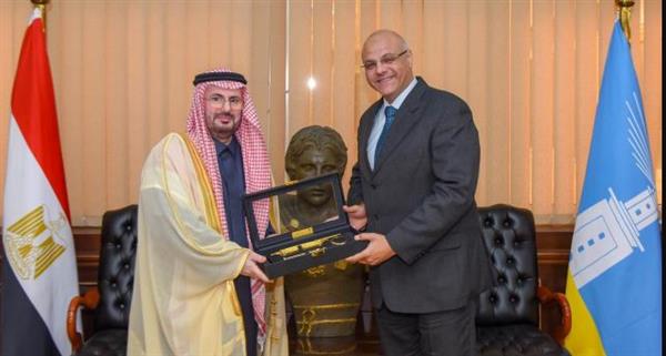 محافظ الإسكندرية يلتقي القنصل السعودي بالإسكندرية لتعزيز سبل التعاون المشترك
