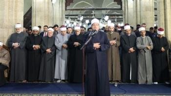   في أولى الليالي الوترية من رمضان.. الآلاف يؤدون العشاء والتراويح بالجامع الأزهر