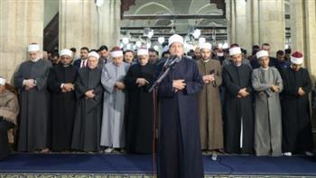 في أولى الليالي الوترية من رمضان.. الآلاف يؤدون العشاء والتراويح بالجامع الأزهر