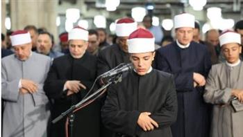   بتوجيهات شيخ الأزهر.. الطالب الحسن حسام 16 سنة يؤم آلاف المصلين بالجامع الأزهر