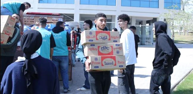 طلاب جامعة النيل يشاركون ديارنا تعبئة كراتين رمضان