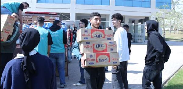 طلاب جامعة النيل يشاركون ديارنا تعبئة كراتين رمضان
