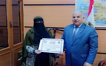   وكيل تعليم الفيوم يُكرم مُعلمة لغة عربية بابتدائية العامرية