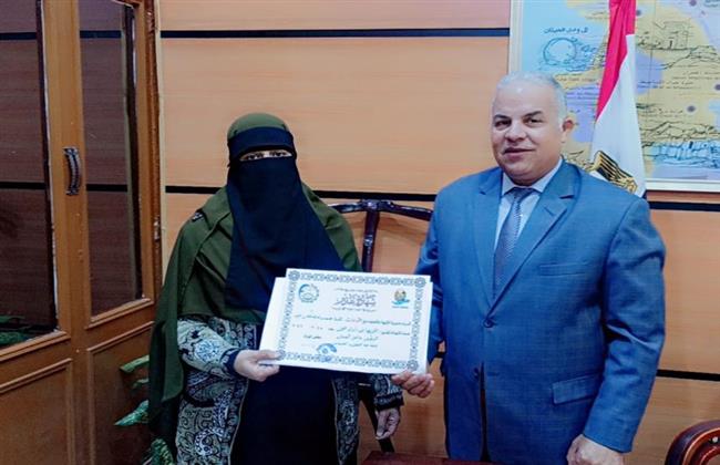 وكيل تعليم الفيوم يُكرم مُعلمة لغة عربية بابتدائية العامرية