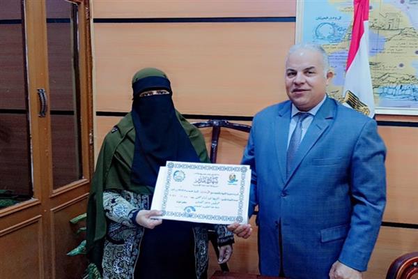 وكيل تعليم الفيوم يُكرم مُعلمة لغة عربية بابتدائية العامرية