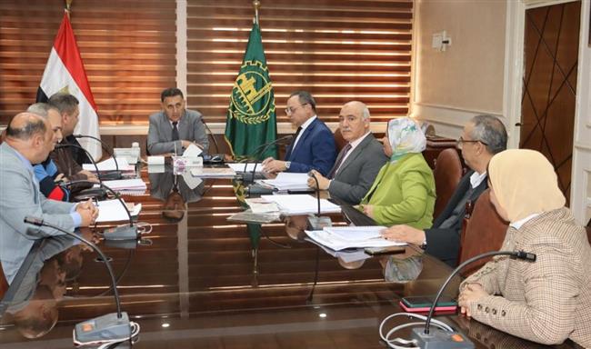 محافظ القليوبية يترأس اجتماع “لجنة القيادات” لبحث تجديد عدد من الوظائف القيادية