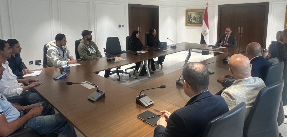 سفير مصر بالإمارات يلتقي أبناء الجالية لمتابعة أوضاعهم