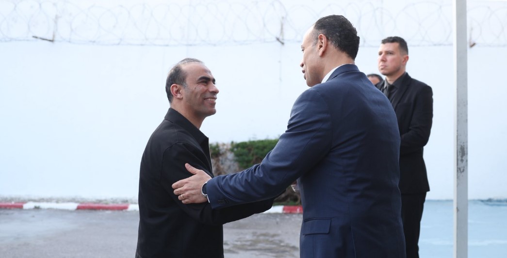 السفير المصري في تونس يستقبل بعثة الأهلي بمطار قرطاج الدولي