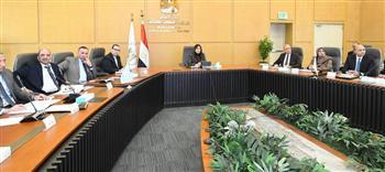 الإسكان تبحث حوكمة إعلانات الطرق العامة