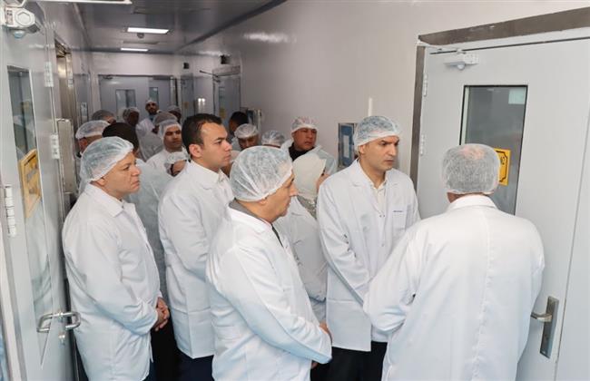 وزير الصناعة ومحافظ القليوبية يتفقدان 5 مصانع للصناعات الدوائية بالعبور