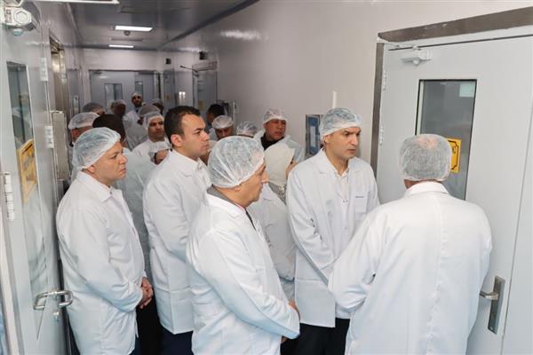وزير الصناعة ومحافظ القليوبية يتفقدان 5 مصانع للصناعات الدوائية بالعبور