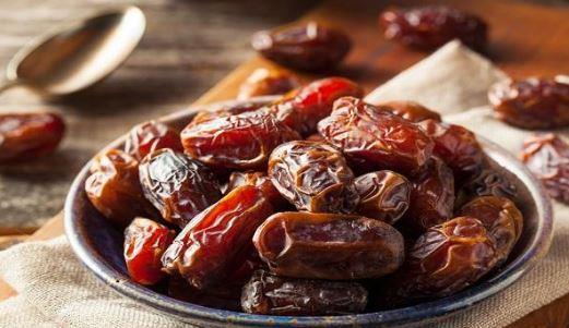 لماذا نبدأ الإفطار بالتمر؟ سرّ صحي وراء عادة رمضانية قديمة