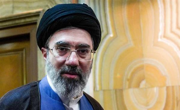 مجتبى خامنئي يتوعد القواعد الأمريكية ويطالب بإغلاق مضيق هرمز