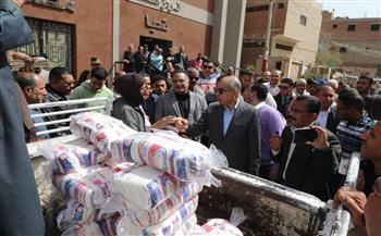   "كدواني" يتفقد مخزنًا لتعبئة السلع الغذائية وقافلة تموينية بقرية بني عبيد