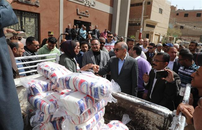 "كدواني" يتفقد مخزنًا لتعبئة السلع الغذائية وقافلة تموينية بقرية بني عبيد