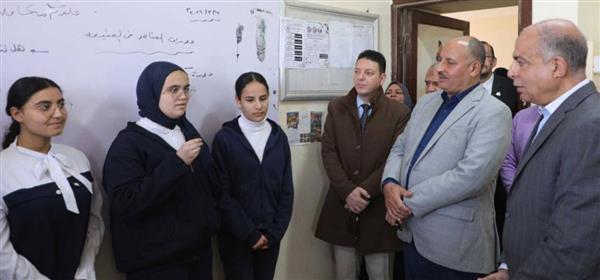 محافظ المنيا يلتقي طالبات حاصلات على شهادة TOFAS ويشيد بتميزهن