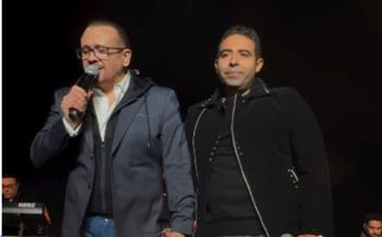 هشام عباس يحتفل بعيد ميلاد محمد عدوية على المسرح ويغنيان ناري ناري