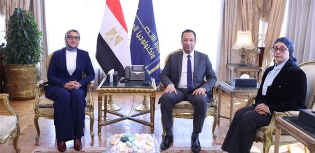 وزير الاتصالات يبحث تطوير الخدمات التكنولوجية ودعم التحول الرقمي بالوادي الجديد 