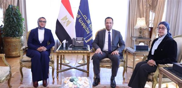 وزير الاتصالات يبحث تطوير الخدمات التكنولوجية ودعم التحول الرقمي بالوادي الجديد