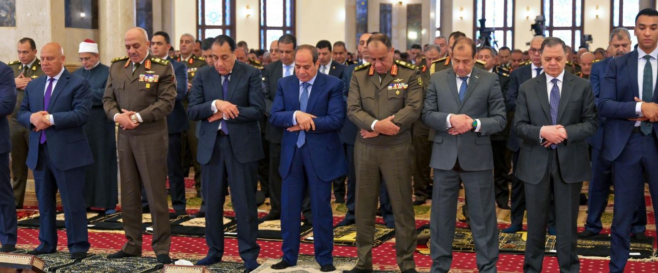 الرئيس السيسى يصل مسجد المشير طنطاوى لأداء صلاة الجمعة بمناسبة يوم الشهيد