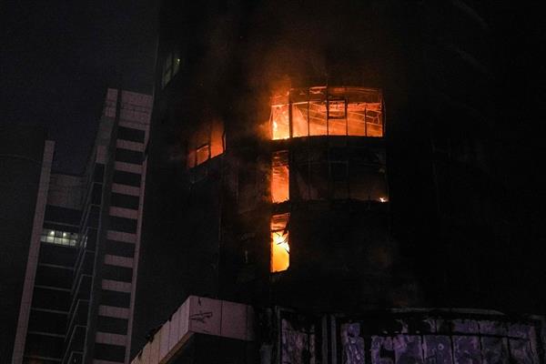 الدفاع المدني الإسرائيلي: يعمل رجال الإطفاء في موقع حريق ناجم عن إطلاق صواريخ من إيران