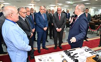   وزيرالري ورئيس الهيئة العربية للتصنيع يتفقدان مركزالتصنيع الرقمي بمصنع المحركات