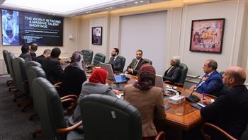 وزير العمل يستمع إلى خبير دولي حول تجارب عالمية لتأهيل الشباب لسوق العمل