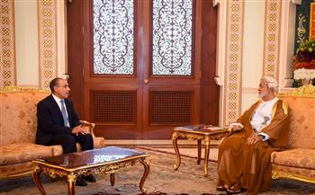   وزير الخارجية ينقل رسالة تضامن إلى سلطان عُمان ويبحث جهود احتواء التصعيد الإقليمي