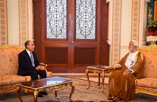 وزير الخارجية ينقل رسالة تضامن إلى سلطان عُمان ويبحث جهود احتواء التصعيد الإقليمي