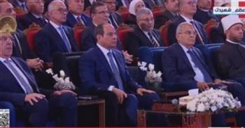   وزير الأوقاف يهدى الرئيس السيسى مجسّما لمسجد العزيز الحكيم