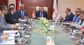   محافظ سوهاج يبحث موقف الفرص والمشروعات الاستثمارية وتعزيز التنمية
