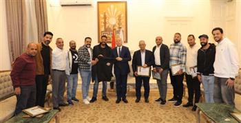   محافظ القاهرة يكرم عددًا من شباب المطرية الممثلين لمنظمى إفطار ١٥ رمضان السنوى