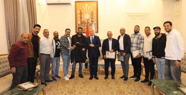 محافظ القاهرة يكرم عددًا من شباب المطرية الممثلين لمنظمى إفطار ١٥ رمضان السنوى