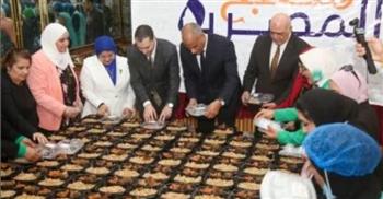   محافظ كفر الشيخ يشارك في تغليف وجبات مطبخ المصرية