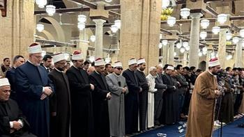   أئمة قبلة الجامع الأزهر يؤدون صلاة التراويح في الليلة 27 من رمضان