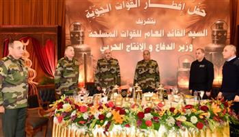   الفريق أشرف سالم زاهر يلتقى مقاتلى القوات الجوية ويشاركهم  وجبة الإفطار  