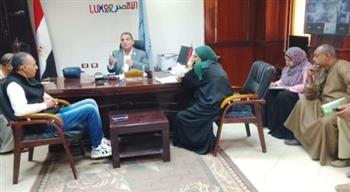   رئيس مدينة إسنا يعقد اجتماعاً مع لجنة التسعير و إزالة شدة خشبية مخالفة في المهد