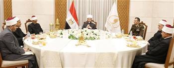وزير الأوقاف يلتقي بحملة الدكتوراه الملتحقين بالأكاديمية العسكرية