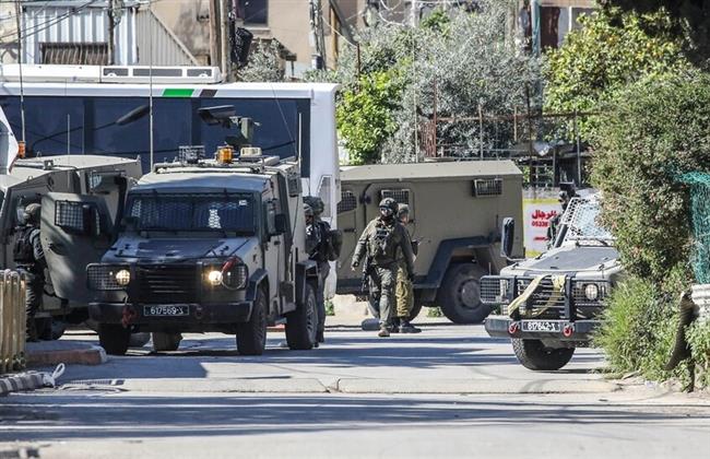 مستوطنون يرشقون جنود الاحتلال بالحجارة إثر هدم منشآت غير قانونية قرب الخليل