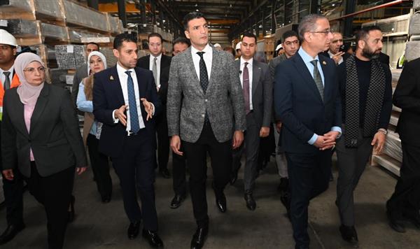 وزير الصناعة ومحافظ الجيزة يتفقدان مصنع صناعة زجاج السيارات والألومنيوم
