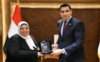   وزير الشباب والرياضة يكرم المدير التنفيذي لمركز شباب عين الصيرة