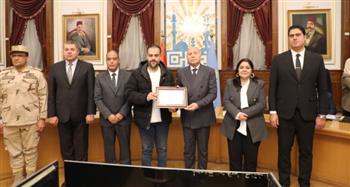   محافظ القاهرة يكرم مجموعة من الكوادر المتميزة خلال أعمال مرور لجان المتابعة الميدانية
