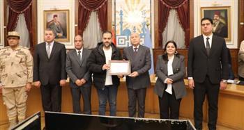 محافظ القاهرة يكرم مجموعة من الكوادر المتميزة خلال أعمال مرور لجان المتابعة الميدانية