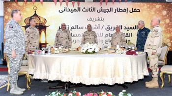   وزير الدفاع يلتقى مقاتلى الجيش الثالث الميداني وقوات شرق القناه لمكافحة الإرهاب