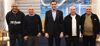   جوهر نبيل يلتقي الجهاز الفني لـ منتخب مصر باستاد القاهرة