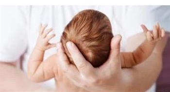 أخطاء شائعة تهدد رأس المولود الجديد.. نصائح طبية لحمايته في الأشهر الأولى