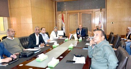 سكرتير عام محافظة الأقصر يترأس اجتماعًا موسعًا لبحث طرح الأراضي المستردة للاستثمار