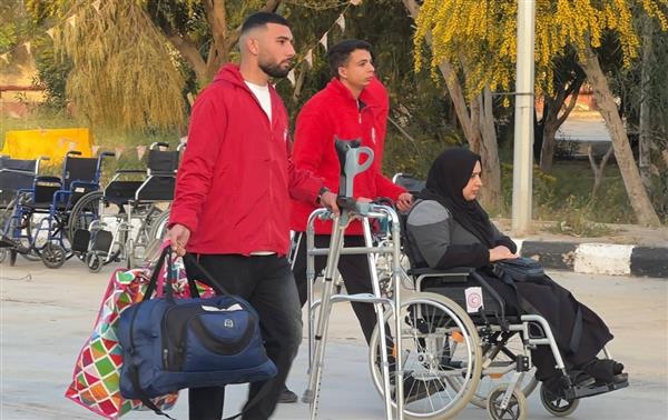 الهلال الأحمر المصري يستأنف استقبال دفعة جديدة من الجرحى والمصابين الفلسطينيين