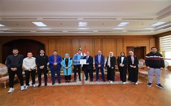 رئيس جامعة كفرالشيخ يكرّم فريق الذكاء الاصطناعي بالجامعة