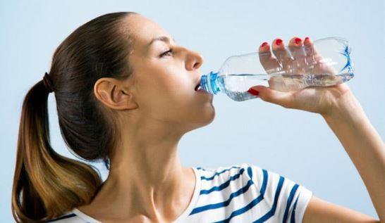 لماذا يضر شرب كميات كبيرة من الماء دفعة واحدة بالصائم؟